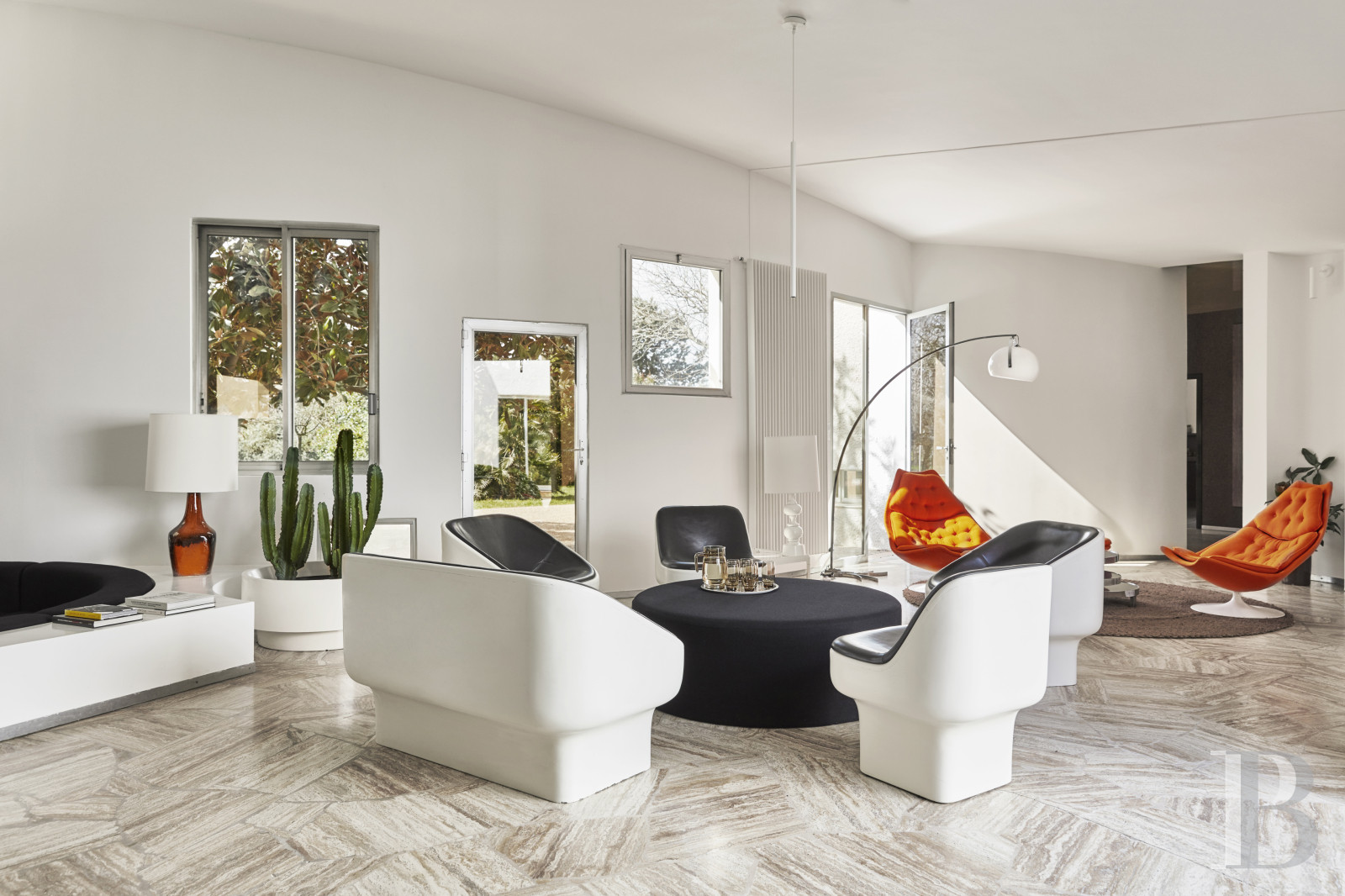 An architect-designed villa built in the 1970s near Arles, in Bouches-du-Rhône - photo  n°5